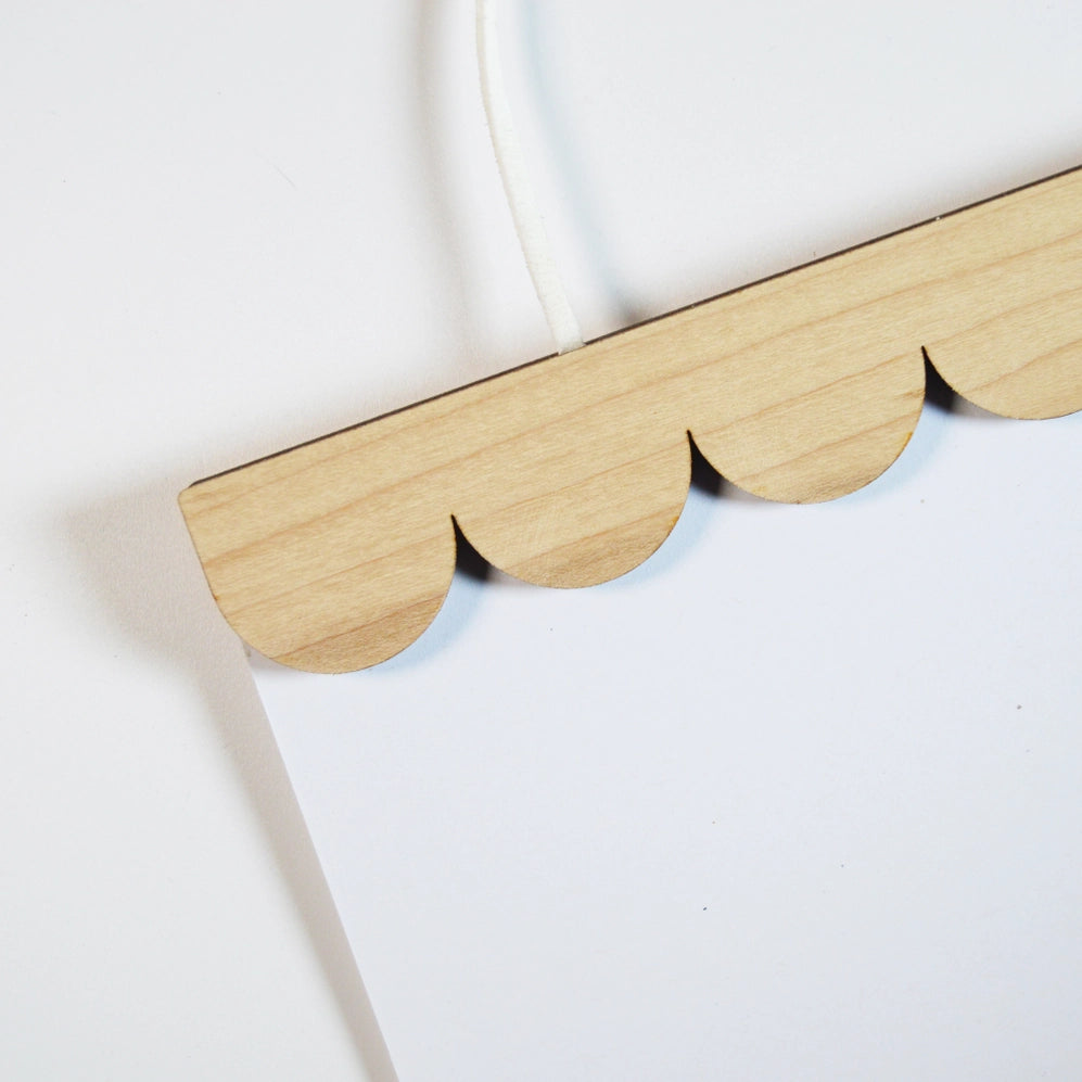 Scalloped Maple Magnetic Picture Hanger