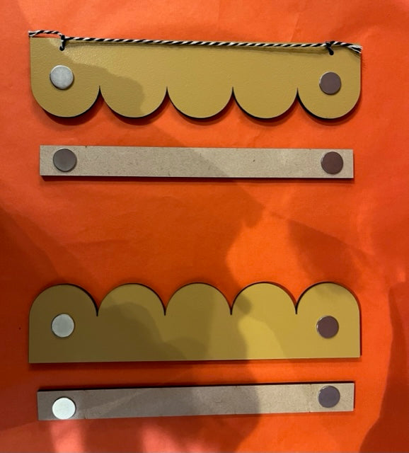 Scalloped Magnetic Picture Hanger